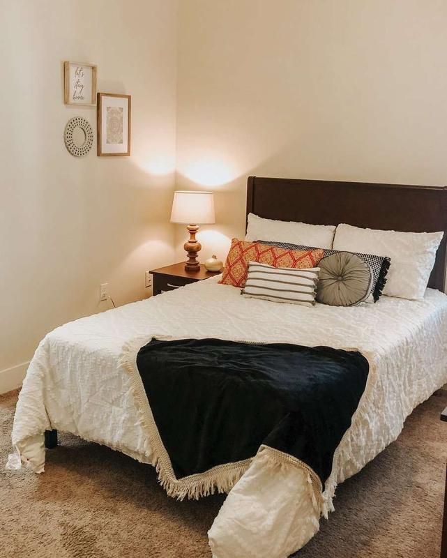 Furnished Rockrimmon, Colorado Springs room for rent in 5 Bedrooms, Apartment for 625 per month. Room ID 4739934