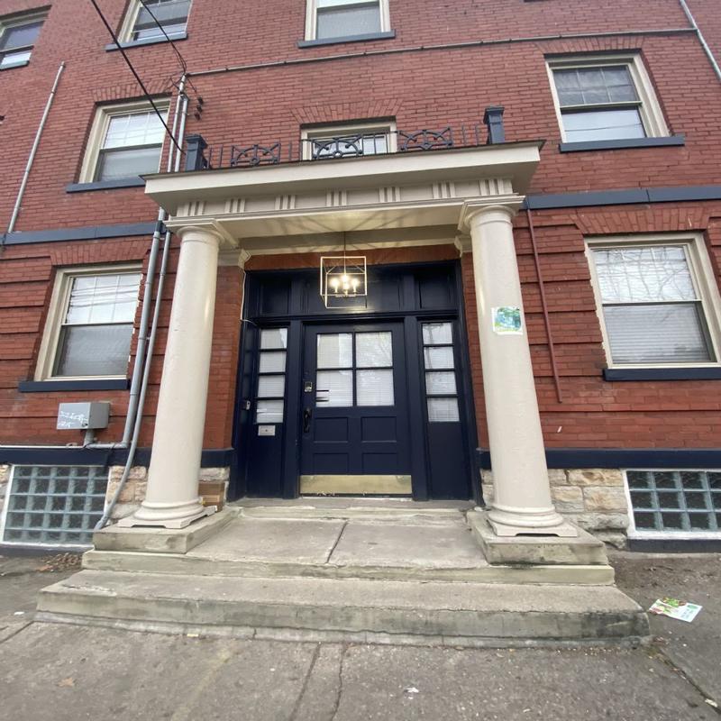 Furnished Clifton, Cincinnati room for rent in 3 Bedrooms, Apartment for 820 per month. Room ID 4737849