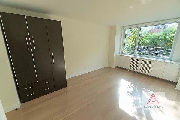 Furnished Midtown-West, Manhattan room for rent in 3 Bedrooms, Apartment for 2800 per month. Room ID 4738093