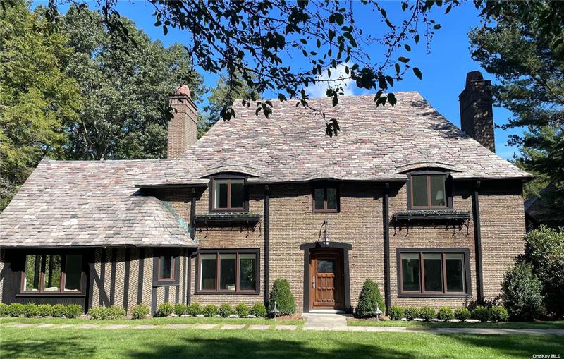 8 Valley Road, Locust Valley, NY 11560 for Rent