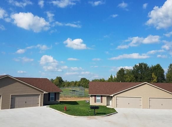 105 Scarsdale Cir - Village Of Four Seasons, MO 65049 - Home For Rent