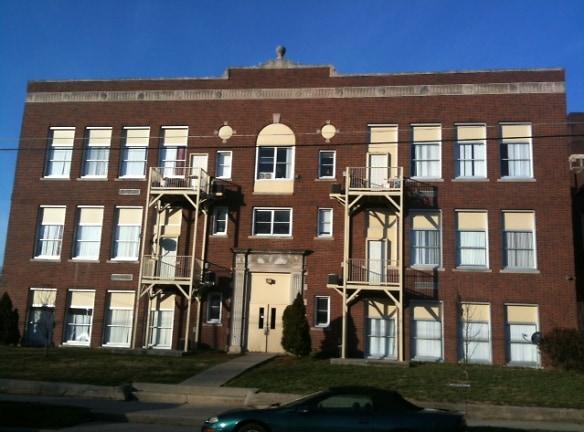 220 S Broad St - Carlinville, IL 62626 - Home For Rent