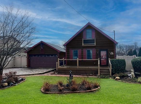 9 Reinhart Ct - Melville, NY 11747 - Home For Rent