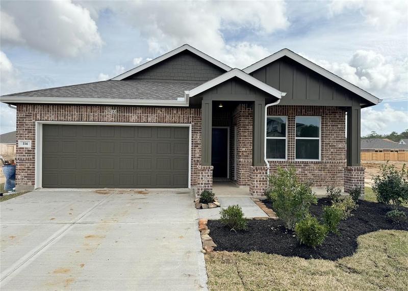 114 Peachleaf Ct, Anahuac, TX 77514 for Sale