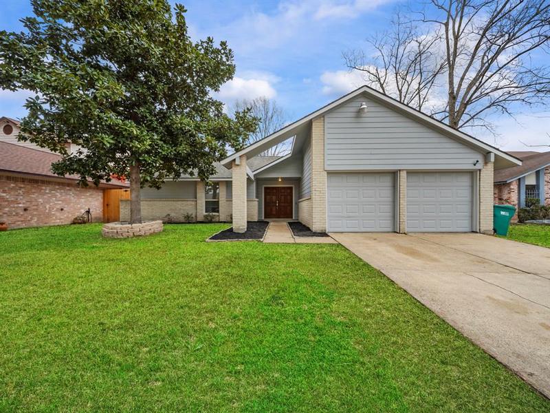 8806 Lakeside Forest Dr, Houston, TX 77088 for Sale