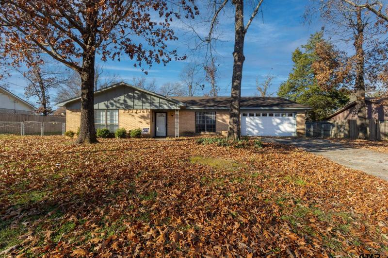 111 Oak Hl Dr, Palestine, TX 75802 - MLS 24000008 for Sale