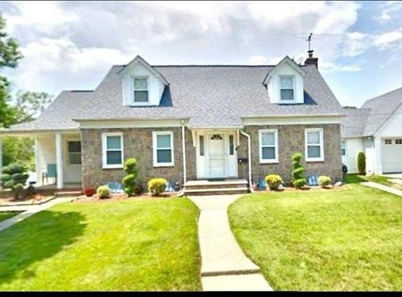 20 Nassau Ct - Valley Stream, NY 11580 - Home For Rent