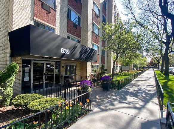 Grace Shores Apartments - 639 W Grace St - Chicago, IL Apartments for Rent