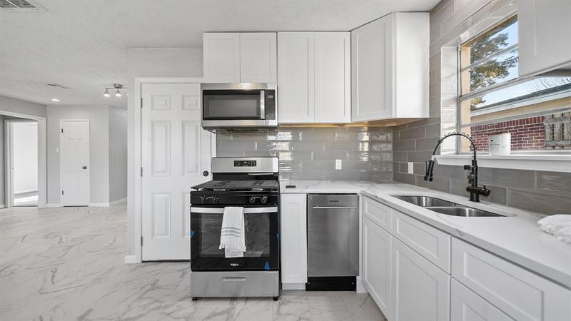 4823 Scott Reef Dr, Bacliff, TX 77518 for Sale