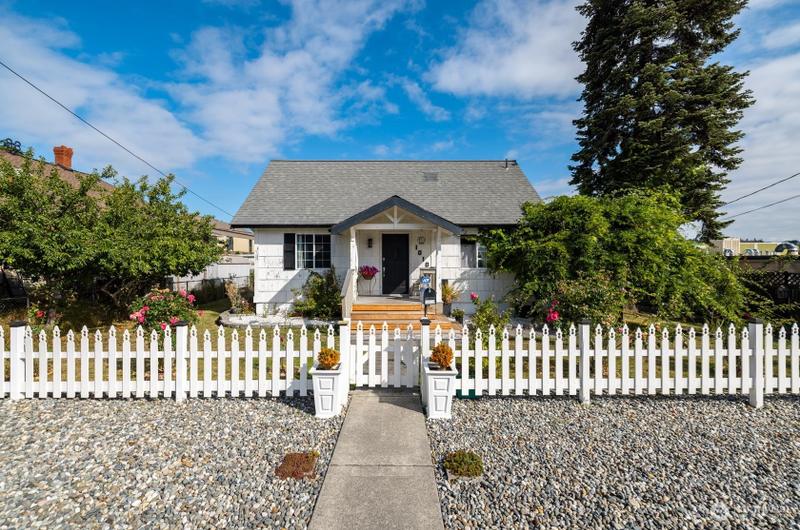 1010 21st St, Anacortes, WA 98221 - MLS 2159034 for Sale