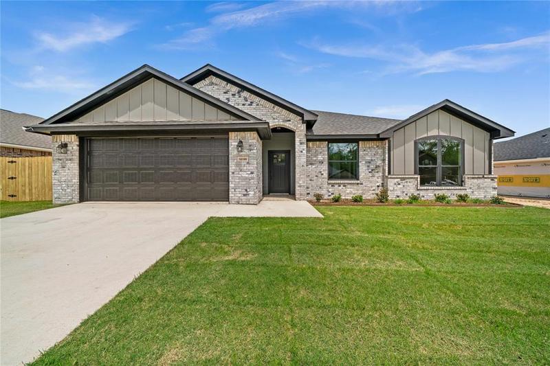 16109 Crossing Cir, Lindale, TX 75771 for Sale