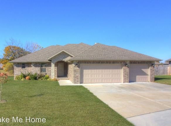 1919 Pavilion Pl - Strafford, MO 65757 - Home For Rent