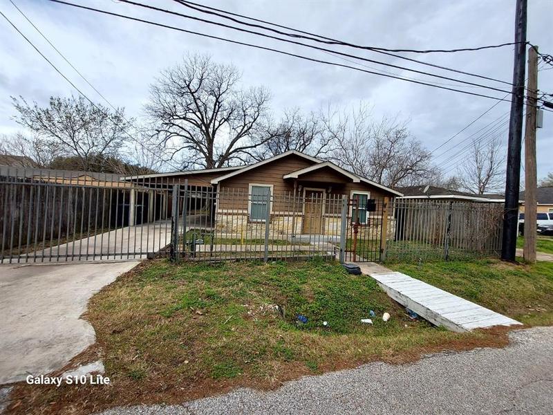 8416 Livingston St, Houston, TX 77051 for Sale