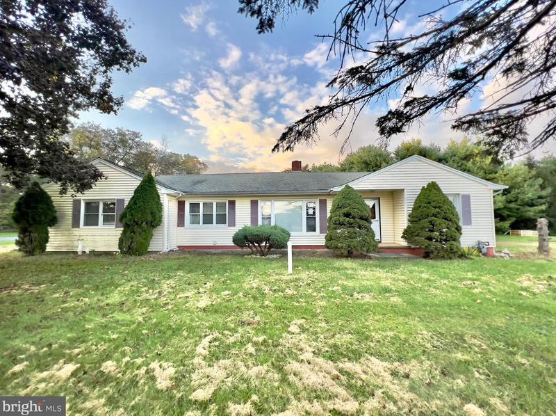 160 Oakland Mills Rd, Englishtown, NJ 07726 - MLS NJMM2002050 for Sale