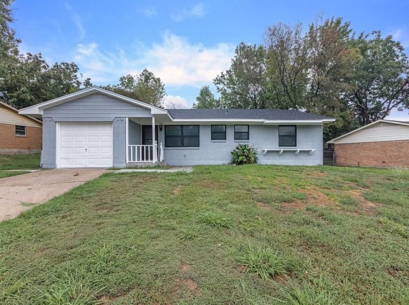 557 Lake Shore Dr, Ennis, TX 75119 - MLS 20453944 for Sale