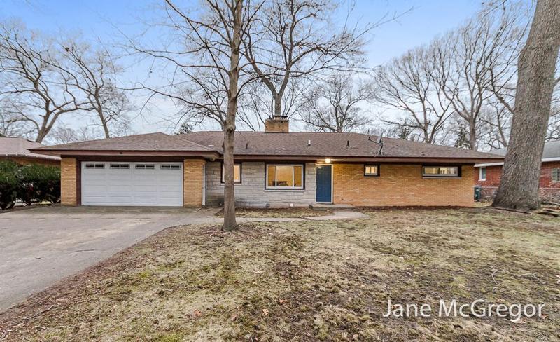 3959 Loomis Dr, Norton Shores, MI 49441 - MLS 24002025 for Sale