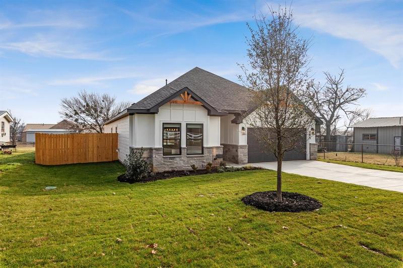 489 S Ewing St, Boyd, TX 76023 for Sale