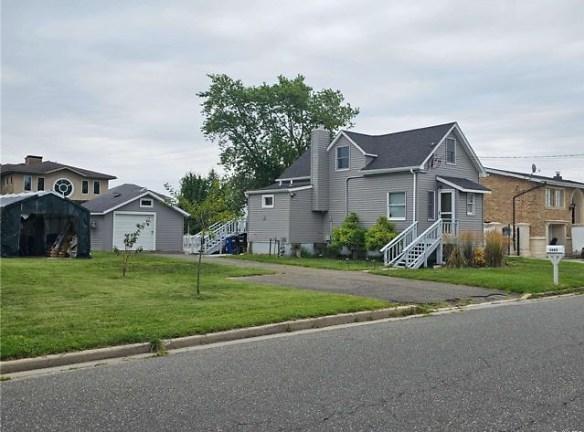2685 Ocean Ave - Seaford, NY 11783 - Home For Rent