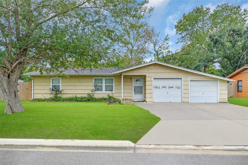 211 W Wilkins St, League City, TX 77573 for Sale