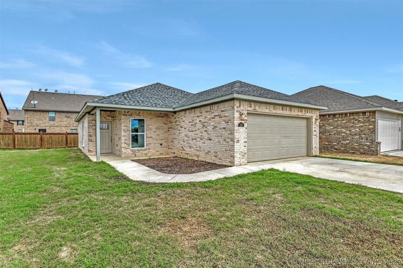 220 Cottonwood St, Calera, OK 74730  MLS# 2313923 for Sale