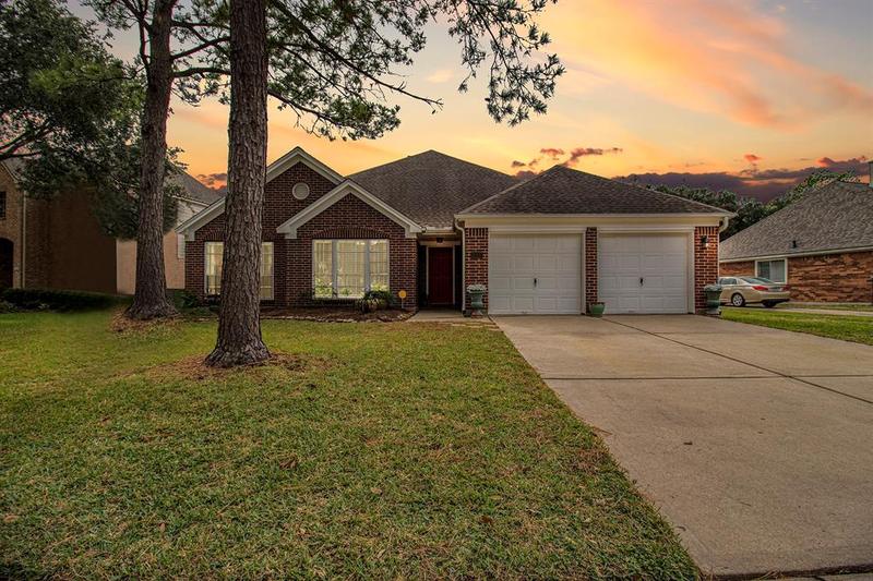 110 Bending Shore Ct, League City, TX 77573 for Sale
