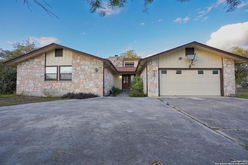 154 COUNTY ROAD 385, San Antonio, TX 78253-6816 for Sale
