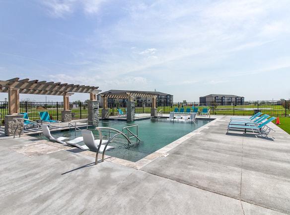 Fremont Commons Apartments - 550 S Johnson Road - Fremont, NE Apartments for Rent