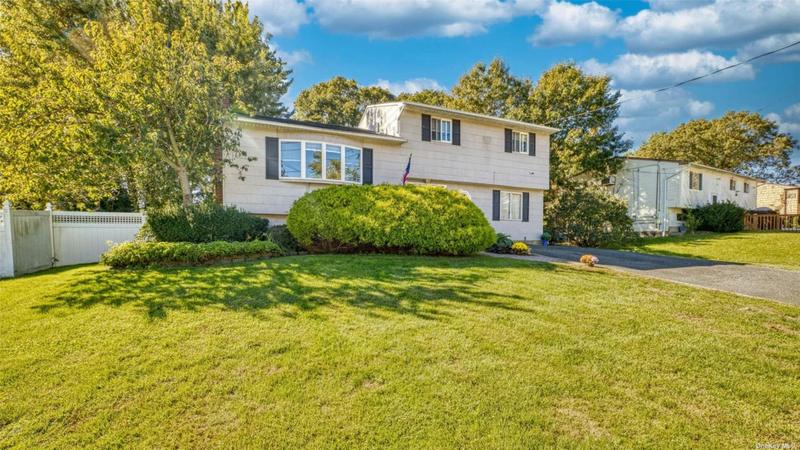 36 MONTCLAIR DR, Selden, NY 11784 Single Family Residence For Sale  MLS# 3510746