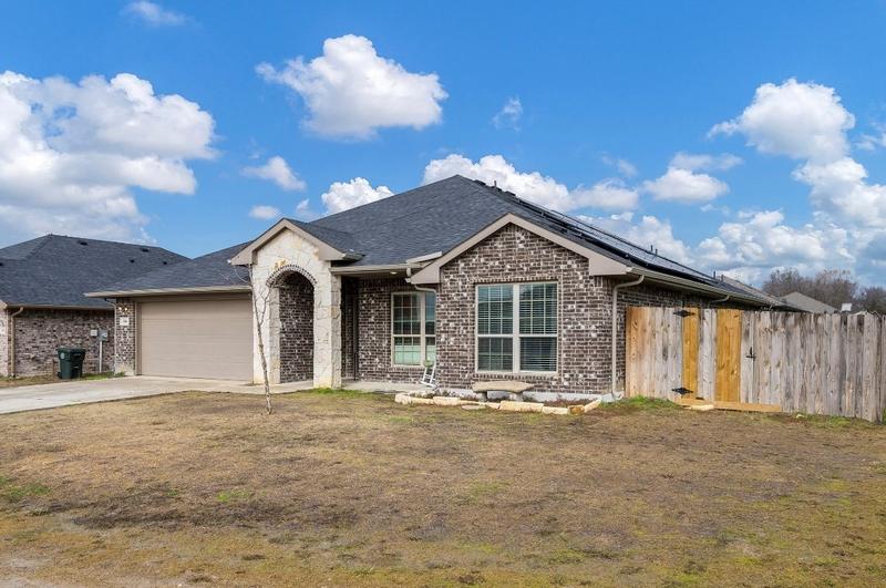 106 Spring Crest St, Mabank, TX 75147 - MLS 20502695 for Sale