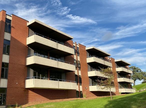 The Village @ Gray's Lake - 2270 Bell Ave - Des Moines, IA Apartments for Rent