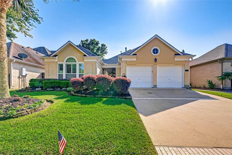 305 Lago Vista Street, Kemah, TX 77565 for Sale