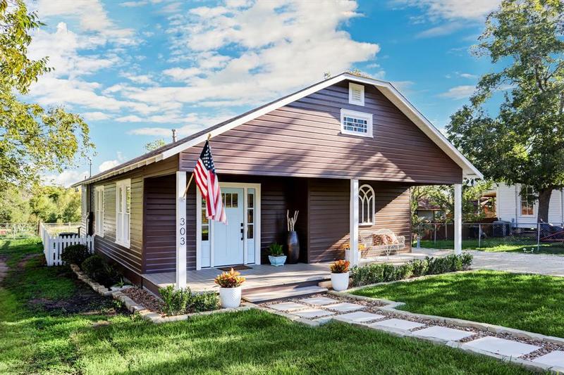 303 S Mechanic St, Fayetteville, TX 78940 for Sale