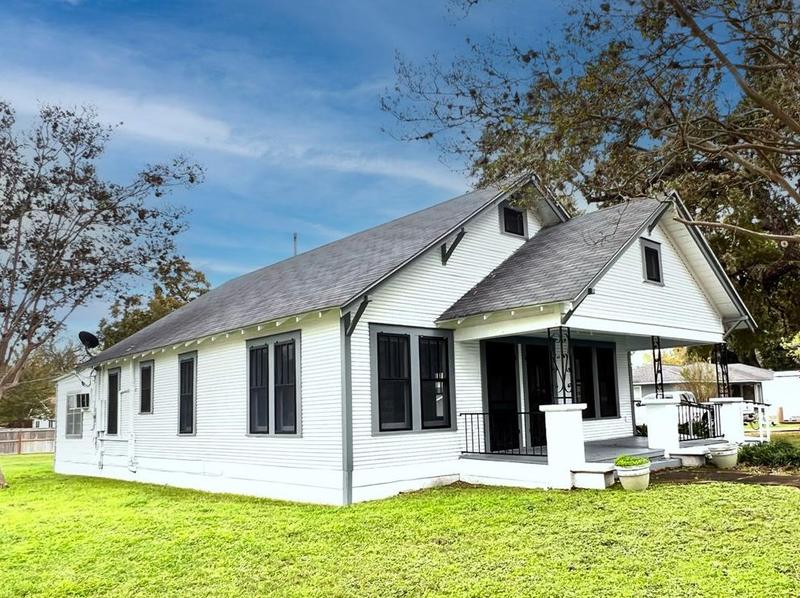 464 E Lower Line St, La Grange, TX 78945 - MLS 11569742 for Sale