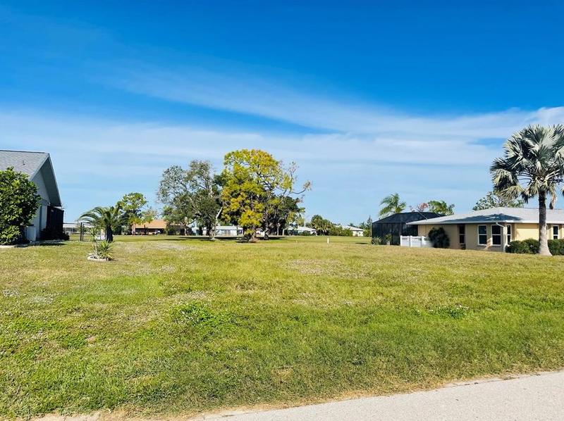 18 Caddy Rd, Rotonda West, FL 33947 - MLS A4592364 for Sale