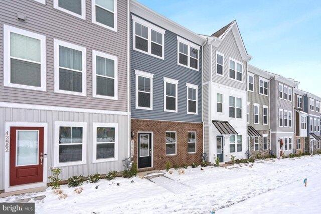 4 Bedroom 3.5 Bath In Sterling VA 20166 for Rent
