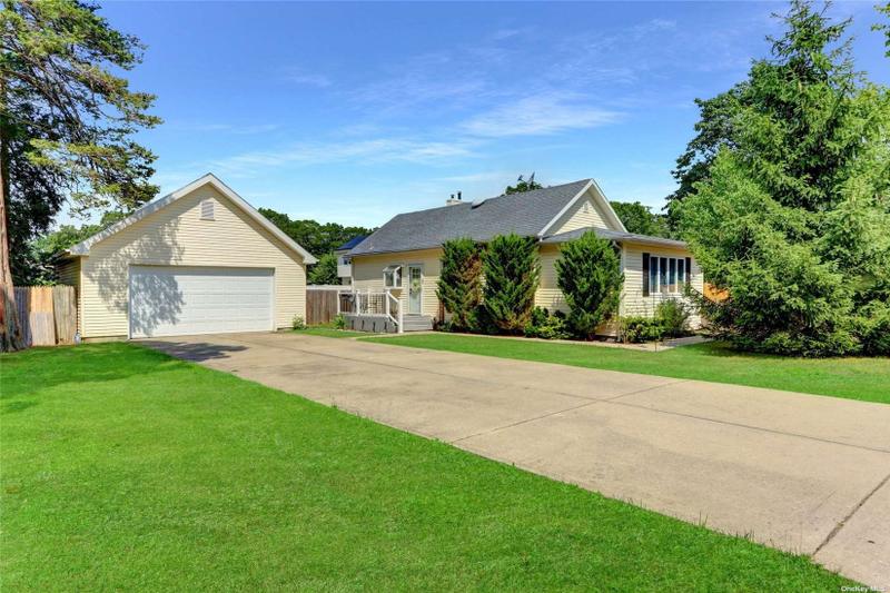 Holbrook, Suffolk County, NY House for sale Property ID: 417100491