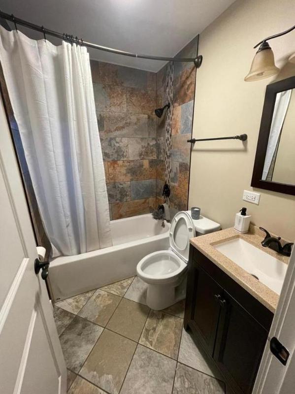 3 Bedroom 1 Bath In Bedford Park IL 60638 for Rent