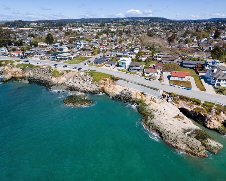 Fantastic Condo! West Side Santa Cruz Location! for Sale