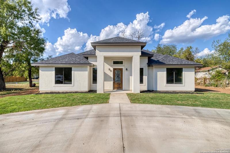 204 W Commerce St, Uvalde, TX 78801 for Sale