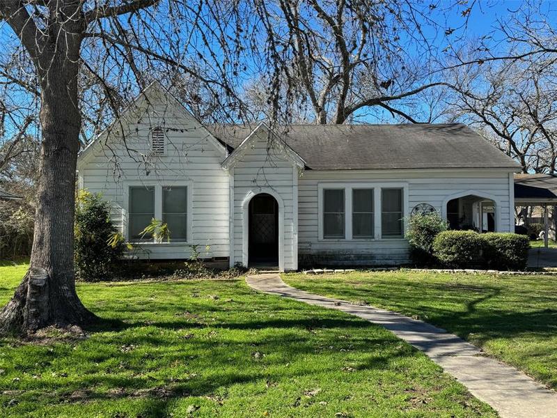 306 S Market St, Hallettsville, TX 77964 for Sale
