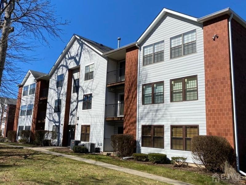 Condo/TH, Garden Apartment Style, Colonial - Edison, NJ  43 Boulder Dr for Sale