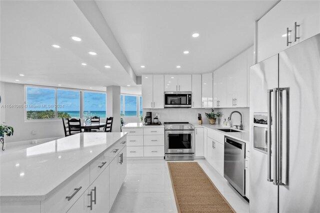 2 bedroom in Miami Beach FL 33141 for Sale
