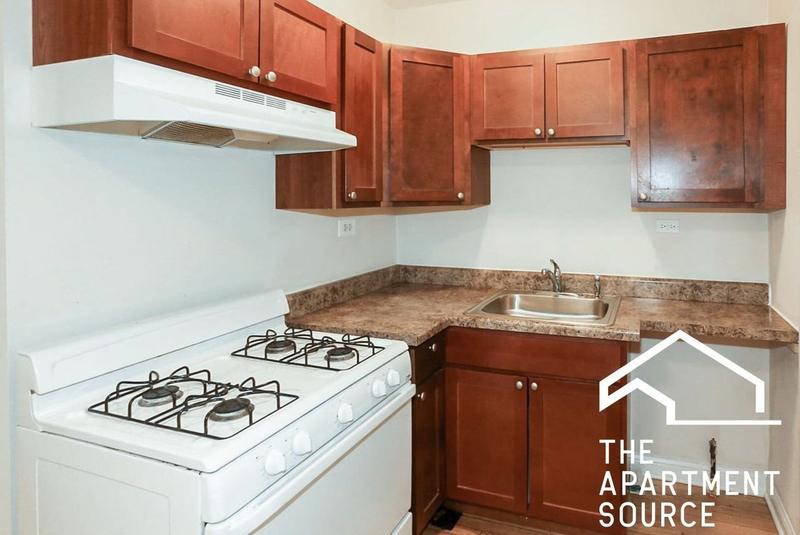 Updated 2-Room Studio in Lakeview!  518 W Cornelia Ave #214 for Sale