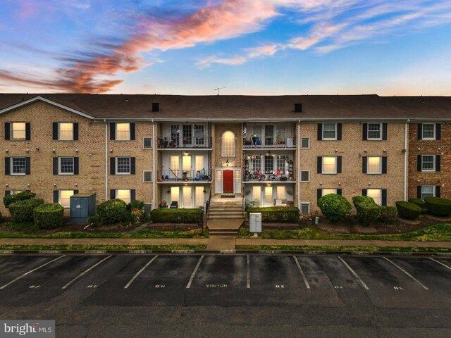 2 bedroom in Woodbridge VA 22192 for Sale