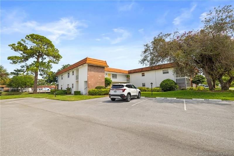 Stuart 1BR 1.5BA, Partially Furnished 1st floor condo in for Sale