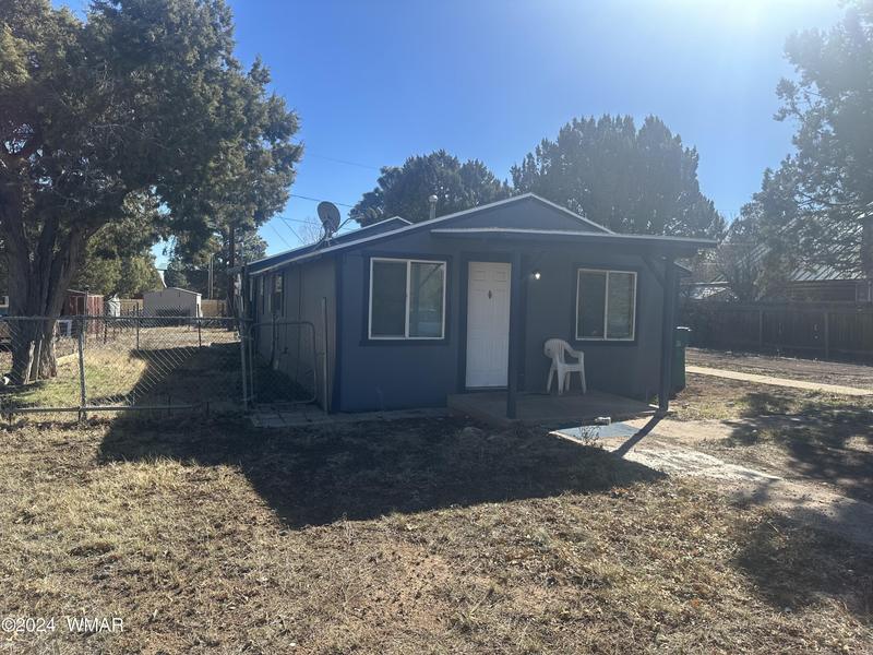 Show Low 3BR 2BA, INVESTMENT OPPORTUNITY! This cozy active for Sale