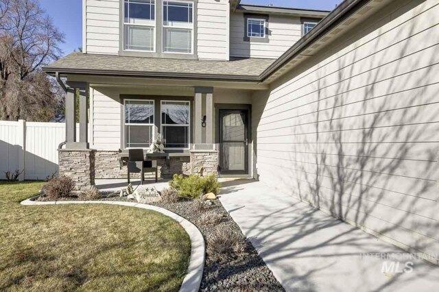 3 Bedroom 2.5 Bath In Nampa ID 83686 for Sale