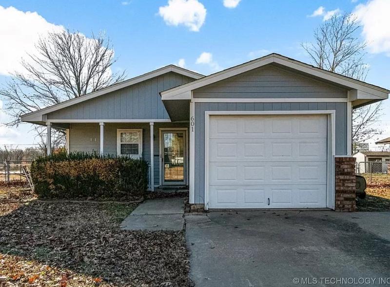 $1,400 - 3 Bedroom 1.5 Bathroom House In Collinsville With Great Amenities!  601 E Brook St #NA for Sale