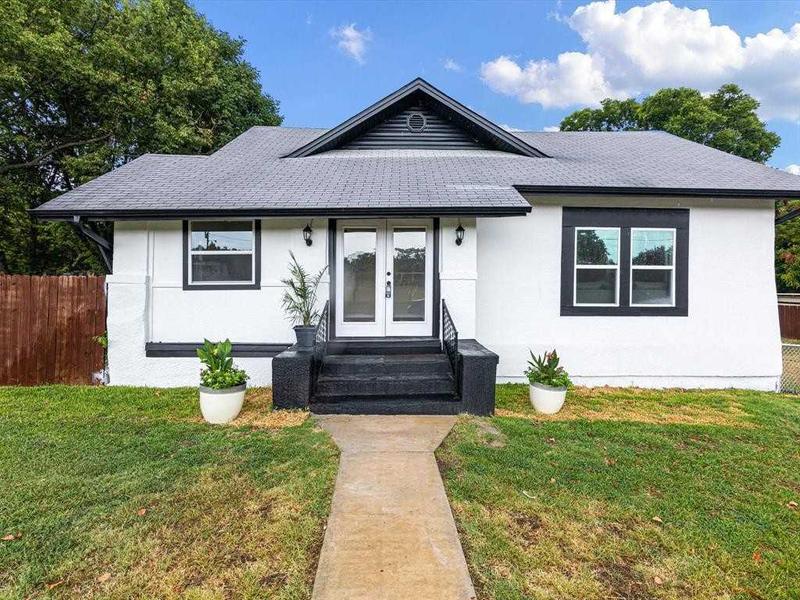 Single Family Residence, Traditional - Bowie, TX  611 Cherry St for Sale