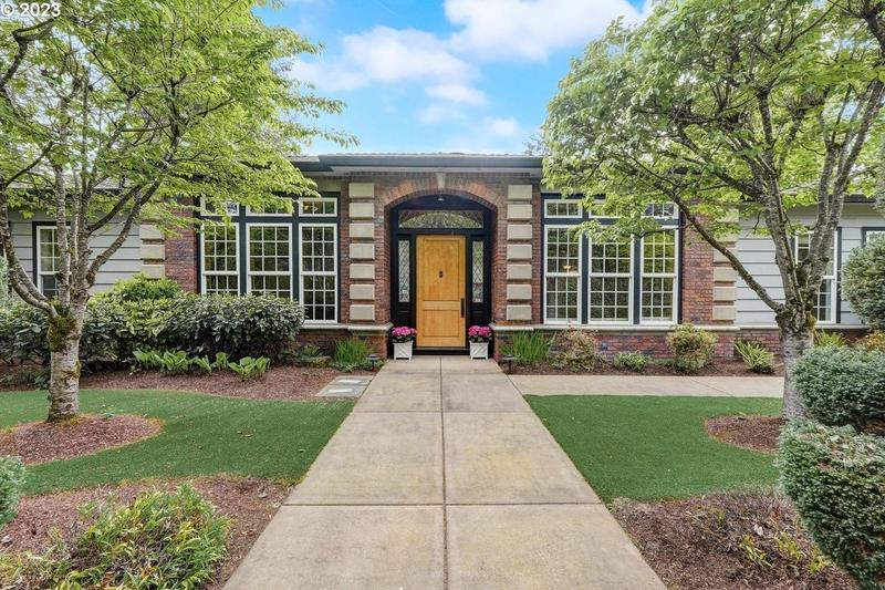 3721 Upper Dr, Lake Oswego, OR 97035 - MLS 23439632 for Sale